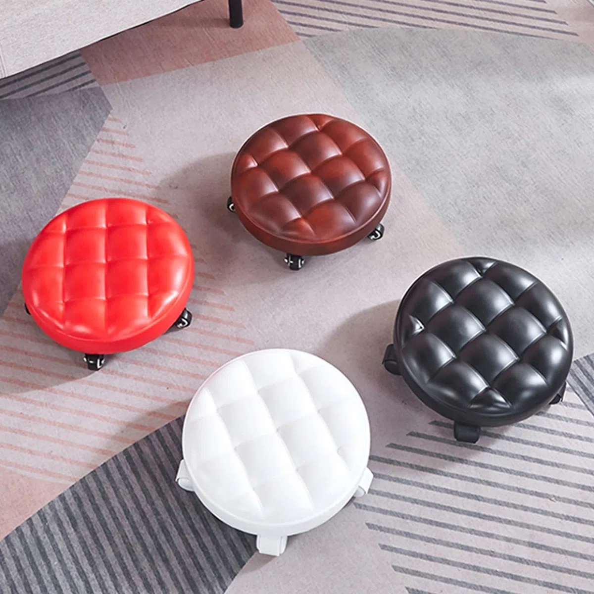 Tabouret Bas à roulettes, Tabouret Court à roulettes avec roulettes pivotantes, Petits tabourets Bas en Cuir sur roulettes(Noir Taille Unique)